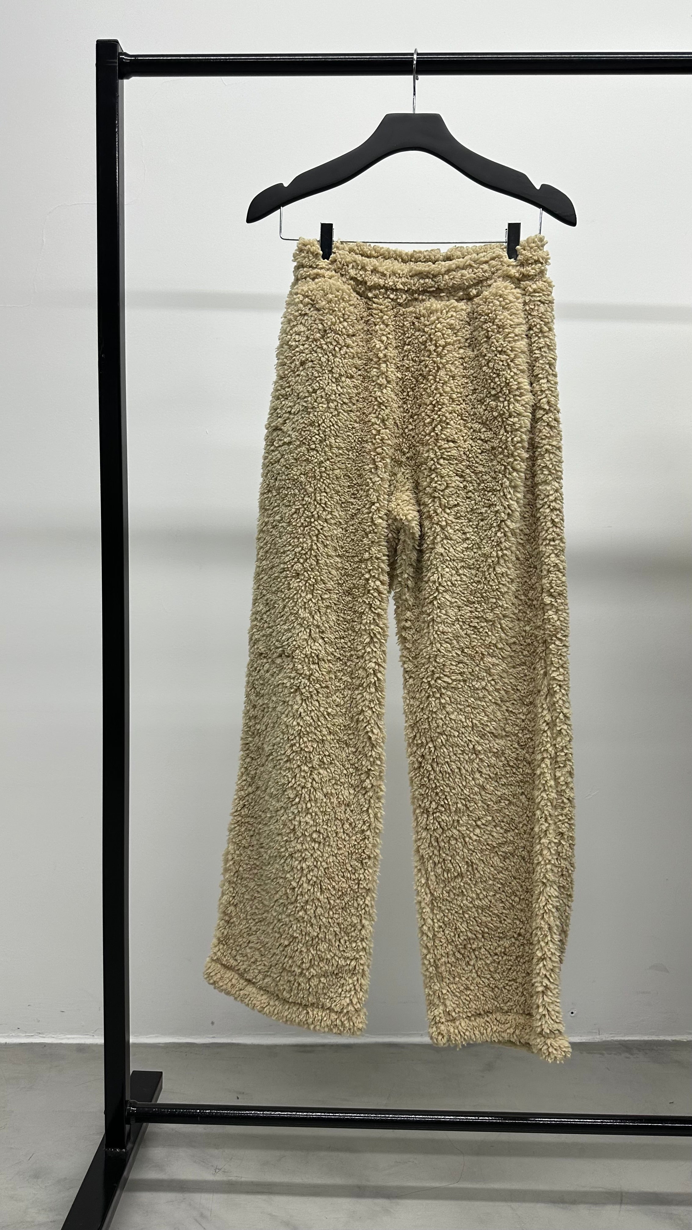 CALÇA DE PELO SHERPA BEGE