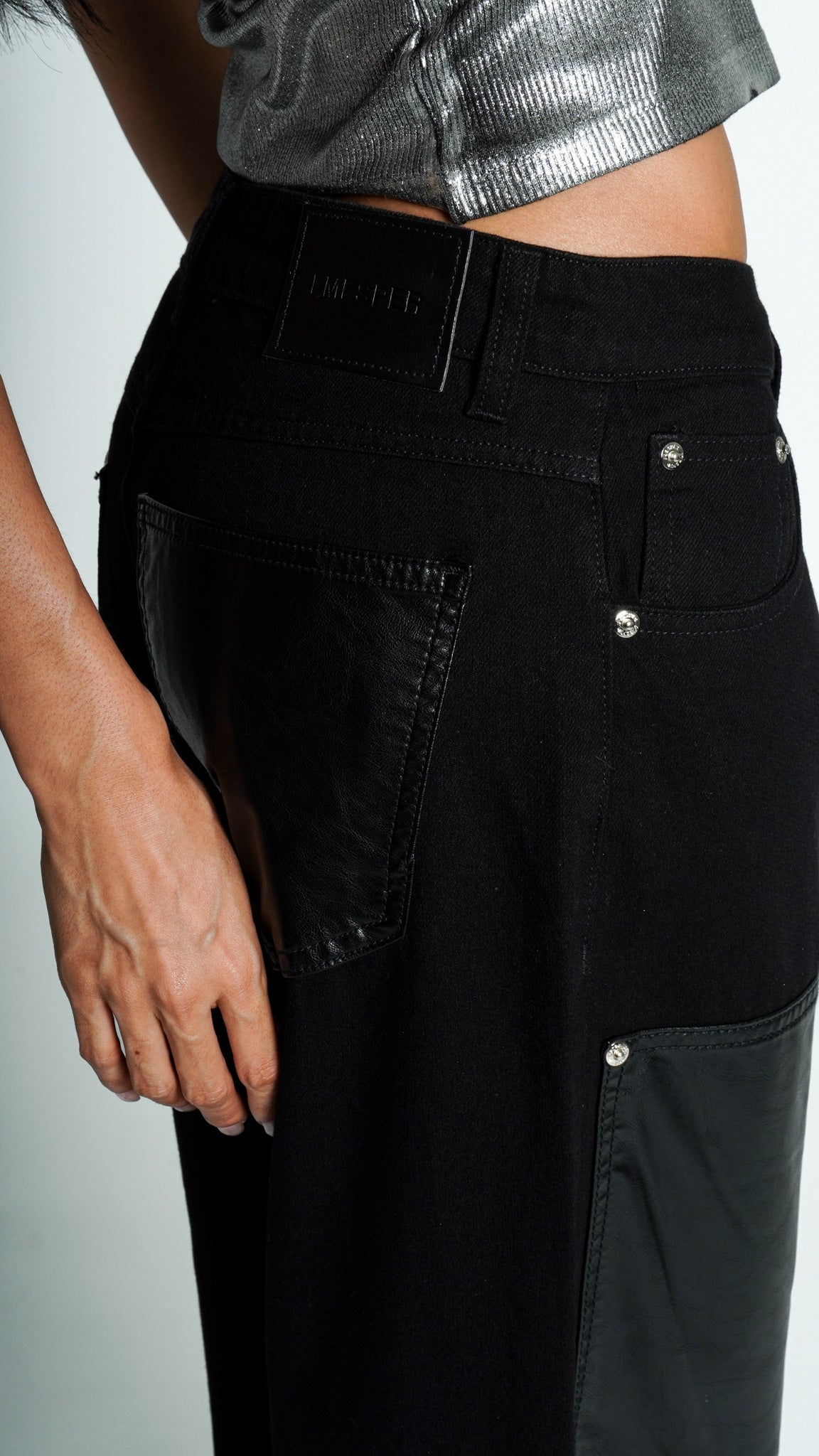 CALÇA JEANS OVERSIZED LEATHER